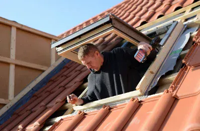 Pose de fenêtre de toit et velux par un couvreur à Saint-Émilion
